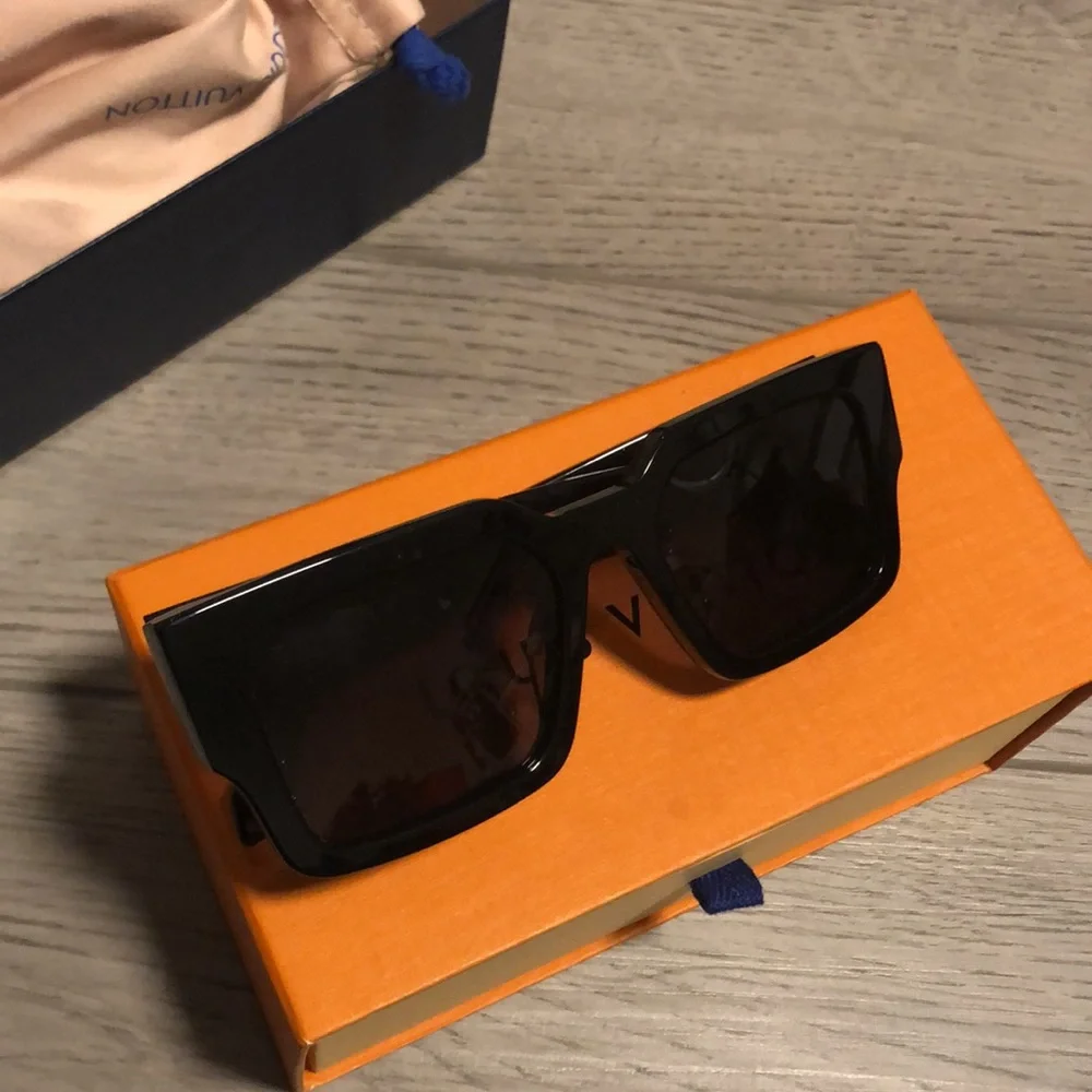 LV Clash Square Sunglasses Z1579E used once